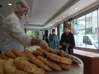 Kısıtlamaya Rağmen Vatandaşlar Ramazan Pidesi Kuyruğuna Girdi