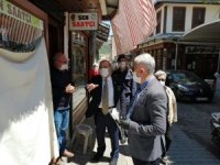 Kaymakam Caner Yıldız Vatandaşa Maske Dağıttı