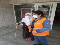 Yaşlı Kadının Maaşını Çekmesine Yardımcı Oldular