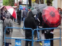 Virüse Ve Yağışa Aldırış Etmeden Kuyruk Oluşturdular