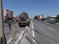 İzmir’de Zift Yüklü Kamyon İle Otomobil Çarpıştı: 2 Yaralı