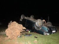 Aracı Bırakıp Kaçan Sürücüyü Yere Düşen Alkol Şişesi Ele Verdi