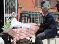 Vali Ayyıldız, 106 Yaşındaki Fadime Ninenin Anneler Günü’nü Kutladı