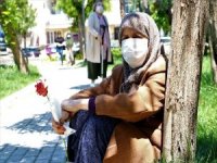 Manisalı Muhtardan Parkta Dolaşan 65 Yaş Üstü Annelere Sürpriz