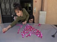 Kardeşlerden Annelerine Gül Yapraklı ’Anneler Günü’ Sürprizi