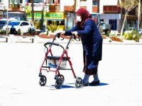 65 Yaş Ve Üzeri Vatandaşlar Sokaklarda