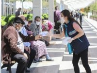 Büyükşehir 65 Yaş Üstü Vatandaşlara Maske Dağıttı