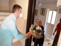 Sağlıkçı Kızından Sağlıkçı Annesine Sürpriz Kutlama