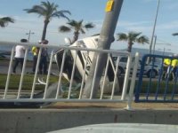 Takla Atan Otomobil Tramvay Yoluna Devrildi: 2 Yaralı