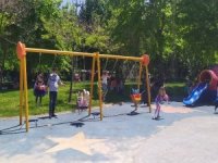 Yaklaşık İki Aydır Evden Çıkmayan Çocuklar Parklara Akın Etti