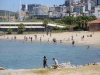 Başkan Günel, Kuşadası’nda Çocuklara Özel Maske Ve Hediye Dağıttı