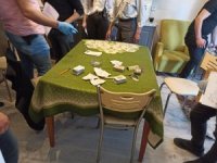 Manisa’da Kumar Oynayanlara 25 Bin Tl’lik Sosyal Mesafe Cezası