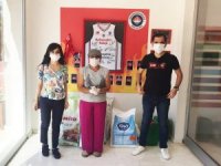 Bağış Toplayan Öğrenciler Sokak Hayvanlarını Unutmadı