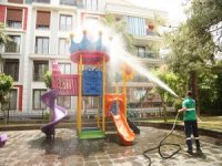 Efeler’de Parklarda Temizlik Çalışması Gerçekleştirdi