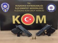 Kuşadası’nda Şüpheli Araçtan Ruhsatsız Silahlar Çıktı
