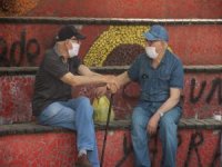 İzmir’de 65 Yaş Ve Üstü Vatandaşlar Parklarda Nefes Aldı