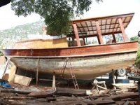 Evlerinin Bahçesinde Tekne Yapıyorlar