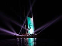 Dev Gemiyi Ayakta Alkışlayarak Karşıladılar