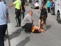 Yaralı Çocuğunu Bırakıp, Muhabire Sataştı