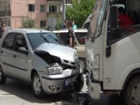 Otomobil İle Kamyonet Çarpıştı