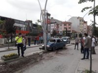 Direksiyon Hakimiyetini Kaybedince Araç Elektrik Direğine Çarptı, 2 Yaralı