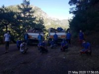 Gönüllü Gençler Turistik Mahallede 4 Kamyon Çöp Topladı