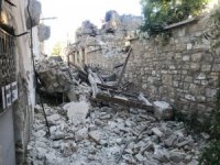 Evin Duvarı Yıkıldı, Faciadan Dönüldü