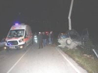 Otomobil Elektrik Direğine Çarptı: 1 Ölü, 1 Yaralı