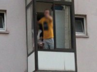 Dur İhtarına Uymadı, Evine Kaçıp Balkondan Polisle Tartıştı