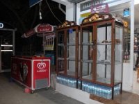 Köpekler Aç Kalmasın Diye Ekmek Dolabının Camını Kırdı