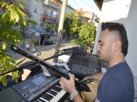 Bayram Boyunca Mahalle Sakinlerine Canlı Müzik Sundular