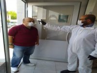 Selendili Berber Müşterilerinin Ateşini Ölçerek Tıraş Ediyor