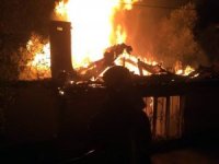 Alevler Geceyi Aydınlattı, Ev Tamamen Yandı