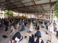Sarıgöl’de Cuma Namazı Kapalı Pazar Yerinde Kılındı