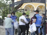 Büyükşehir Belediyesi Cuma Namazı Öncesi Maske Dağıttı