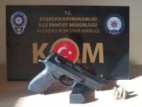 Kuşadası’nda Şüpheli Araçtan Ruhsatsız Silah Çıktı