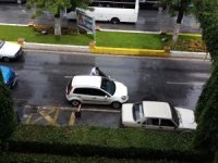 Hem Yol Ortasına Park Etti, Hem De El Frenini Çekmeyi Unuttu