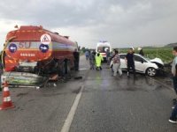 Tankere Çarpan Otomobil Bariyerlere Saplandı: 1 Yaralı