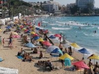 Dünyaca Ünlü Kadınlar Plajı’nda Sosyal Mesafeli Deniz, Kum Ve Güneş Keyfi