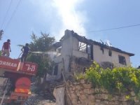 Emet’te Yangında 2 Katlı Ev Kullanılamaz Hale Geldi