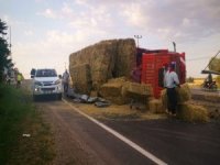 Freni Boşalan Kamyon, Orta Refüje Çarparak Yan Yattı