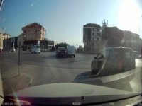 Dikkatsiz Sürücü Yanındaki Otomobili Çarpınca Fark Etti