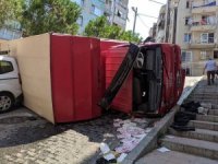 İzmir’de Eşya Taşıyan Kamyon Devrildi