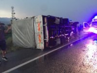 Fırtına Kamyon Devirdi: 3 Yaralı