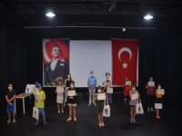 Kuşadası Belediye Tiyatrosu’nda Sertifika Heyecanı