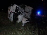 Uşak’ta Kum Yüklü Tır Devrildi