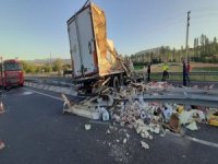 Uşak’ta Ticari Otomobil, Devrilen Tıra Çarptı; 1 Yaralı