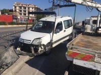 Direksiyon Hakimiyetini Kaybedince Bariyerlere Çarptı