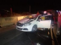 Takla Atan Otomobil Beton Bariyerlere Çarparak Durabildi: 1 Polis Hayatını Kaybetti