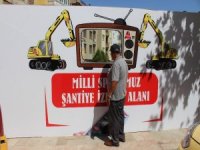 Vatandaşlar İnşaat Çalışmalarını Televizyon Şeklinde Pencereden İzliyor